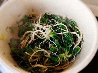 4、荠菜鸡蛋汤,用筷子不断翻炒，翻炒至荠菜油汪汪的。