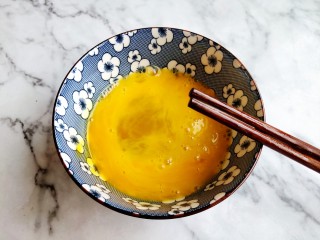 6、荠菜鸡蛋汤,两颗鸡蛋入碗搅散备用。