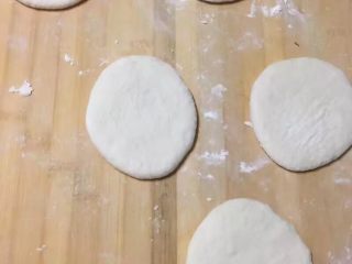 5、肉夹馍,揪成剂子，然后用手心压扁成饼状就行，薄厚适中一些容易熟