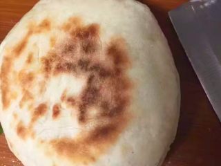 7、肉夹馍,做好的饼用刀切开一个大口，把肉馅放里面，再拍扁一个鸡蛋放进去就可以了