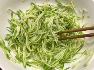 1、西葫芦鸡蛋饼,搅拌均匀放置三分钟