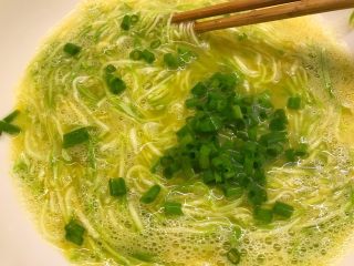2、西葫芦鸡蛋饼,加入香葱末