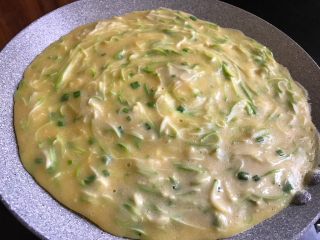 4、西葫芦鸡蛋饼,煎至凝固后翻面