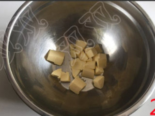 2、巧克力曲奇,黄油放室温自然软化。（尽量自然软化，夏季软化太简单了）