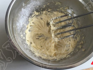 4、巧克力曲奇,电动打蛋器打发至黄油蓬松