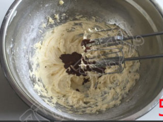 5、巧克力曲奇,分次加入融化的巧克力液，打发。（分次加入，每次都打匀之后再加哦）