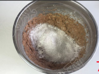 7、巧克力曲奇,筛入低筋面粉和可可粉