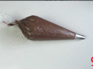 9、巧克力曲奇,将面糊装入裱花袋内。（因为面糊较软，好挤，所以用普通一次性裱花袋也可以搞定的）