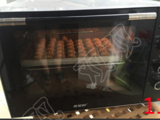 11、巧克力曲奇,烤箱预热，180度，将曲奇放入，烘烤20分钟。（烘烤时间要根据自家烤箱温度而定，如果实在拿不准，可以用原色曲奇的颜色来判断时间）