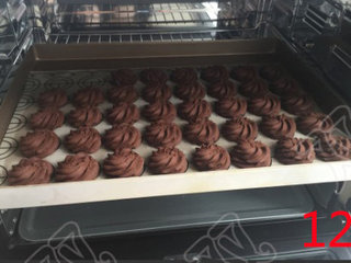 12、巧克力曲奇,巧克力曲奇出炉，晾凉，装密封袋即可