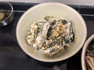 1、牡蛎豆腐汤,今天买的新鲜生蚝，因为汤只有阿晨一个人吃，就用了十个生蚝就够了。大家根据自己家的人数调整