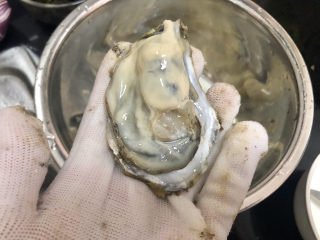 2、牡蛎豆腐汤,开蚝取肉，小心手哦