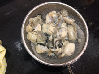 4、牡蛎豆腐汤,清洗后沥水备用