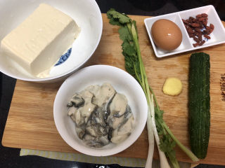 5、牡蛎豆腐汤,食材合照：蚝肉约120g，嫩豆腐150g，小葱两根，香菜一颗，姜一小片，黄瓜小半根，鸡蛋一颗，枸杞少许