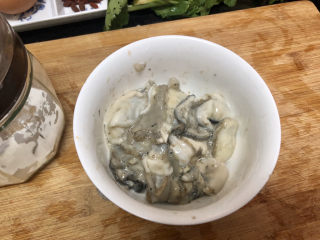 9、牡蛎豆腐汤,抓匀腌制。