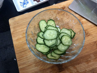 15、牡蛎豆腐汤,黄瓜清洗后切薄片