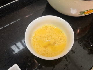 16、牡蛎豆腐汤,鸡蛋打散成均匀蛋液