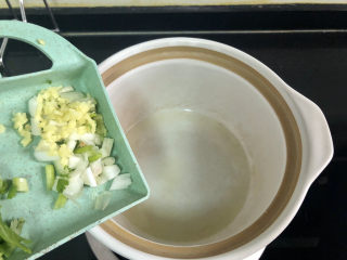 19、牡蛎豆腐汤,小火加入姜末葱白煸香