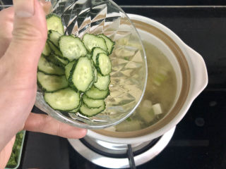 25、牡蛎豆腐汤,加入黄瓜，煮开后小火再煮一两分钟