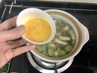 27、牡蛎豆腐汤,淋上蛋液