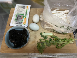 1、白玉菇豆腐汤➕咸蛋黄白玉菇豆腐汤,食材合照：白玉菇150g，内脂豆腐一盒，泡发的木耳三四朵，咸蛋两个，葱白一小节，姜一小块，香菜两颗