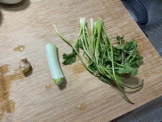 2、白玉菇豆腐汤➕咸蛋黄白玉菇豆腐汤,姜搓洗干净，葱白洗净，香菜洗净
