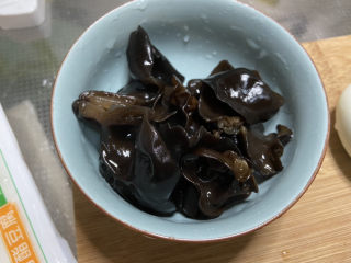 3、白玉菇豆腐汤➕咸蛋黄白玉菇豆腐汤,木耳在流动水下搓洗干净