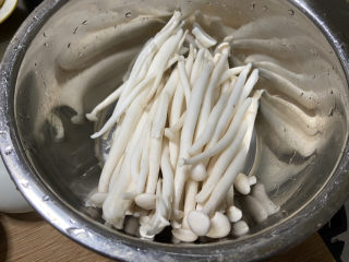 4、白玉菇豆腐汤➕咸蛋黄白玉菇豆腐汤,白玉菇洗净