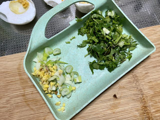 5、白玉菇豆腐汤➕咸蛋黄白玉菇豆腐汤,改刀：姜切末，葱白切末，香菜切末