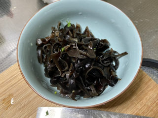 6、白玉菇豆腐汤➕咸蛋黄白玉菇豆腐汤,木耳切丝