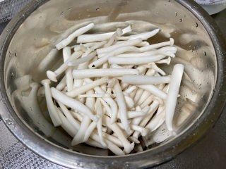 7、白玉菇豆腐汤➕咸蛋黄白玉菇豆腐汤,白玉菇对半切开