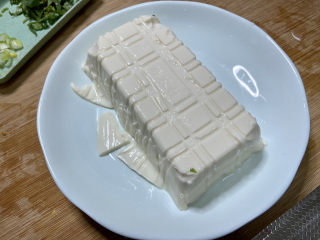 8、白玉菇豆腐汤➕咸蛋黄白玉菇豆腐汤,内脂豆腐包装盒底部四个角隔小口，撕掉包装膜，倒扣在盘中