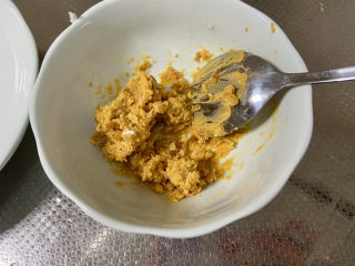 11、白玉菇豆腐汤➕咸蛋黄白玉菇豆腐汤,用勺子把蛋黄碾碎