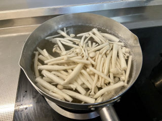 12、白玉菇豆腐汤➕咸蛋黄白玉菇豆腐汤,坐锅烧水，水开下白玉菇，焯水一分钟，盛出备用