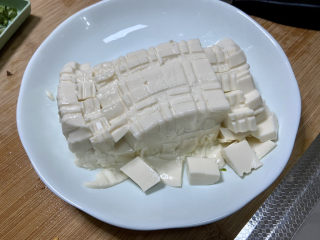 9、白玉菇豆腐汤➕咸蛋黄白玉菇豆腐汤,用刀子划小块