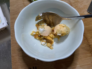 10、白玉菇豆腐汤➕咸蛋黄白玉菇豆腐汤,咸蛋对半切开，挖出蛋黄