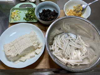 13、白玉菇豆腐汤➕咸蛋黄白玉菇豆腐汤,全部食材准备好