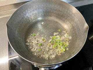 14、白玉菇豆腐汤➕咸蛋黄白玉菇豆腐汤,热锅冷油，下葱白姜末小火煸香