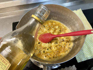 17、白玉菇豆腐汤➕咸蛋黄白玉菇豆腐汤,淋半汤匙料酒煸炒去腥