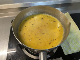 18、白玉菇豆腐汤➕咸蛋黄白玉菇豆腐汤,加入适量清水，煮开