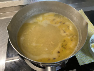 19、白玉菇豆腐汤➕咸蛋黄白玉菇豆腐汤,用勺子撇去浮末