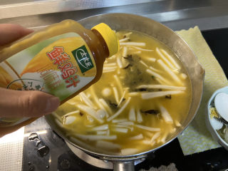 23、白玉菇豆腐汤➕咸蛋黄白玉菇豆腐汤,加入一茶匙鸡汁