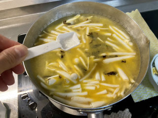 24、白玉菇豆腐汤➕咸蛋黄白玉菇豆腐汤,少许白糖