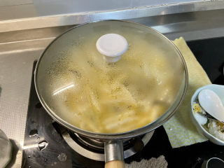 25、白玉菇豆腐汤➕咸蛋黄白玉菇豆腐汤,煮开，加盖，小火炖煮5分钟