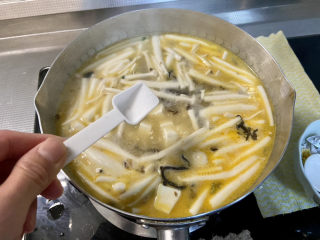 26、白玉菇豆腐汤➕咸蛋黄白玉菇豆腐汤,开盖，尝下咸淡，根据个人口味添加少许盐定味
