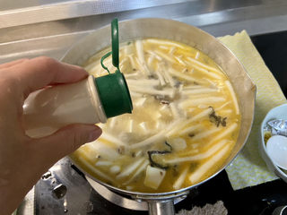 27、白玉菇豆腐汤➕咸蛋黄白玉菇豆腐汤,撒少许白胡椒粉