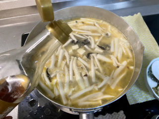 28、白玉菇豆腐汤➕咸蛋黄白玉菇豆腐汤,关火，滴几滴麻油增香