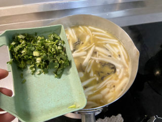 29、白玉菇豆腐汤➕咸蛋黄白玉菇豆腐汤,最后撒上香菜，即可
