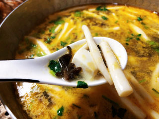 32、白玉菇豆腐汤➕咸蛋黄白玉菇豆腐汤,这道白玉菇豆腐汤，做法简单，快捷，白玉菇嫩，豆腐滑，木耳脆，咸蛋黄鲜美，营养丰富，喜欢的小伙伴们快来试试吧????