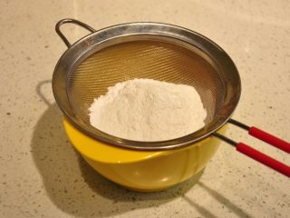 1、最受小朋友喜爱的多彩蛋白糖,首先制作直接法的蛋白糖，将糖粉、玉米淀粉和奶粉混合过筛备用。